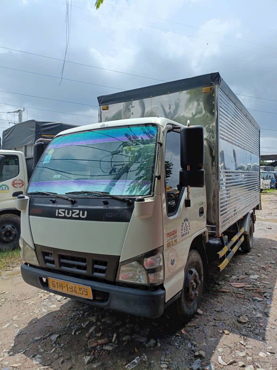 Bán xe tải Isuzu 2015 ga cơ 1.9 tấn thùng kín 4m3 Bình Dương